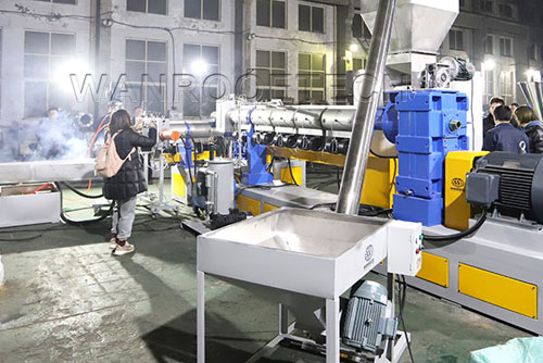 Plastic Barrel Recycling Bucket Granulator Pelletizer Machine Screw loader