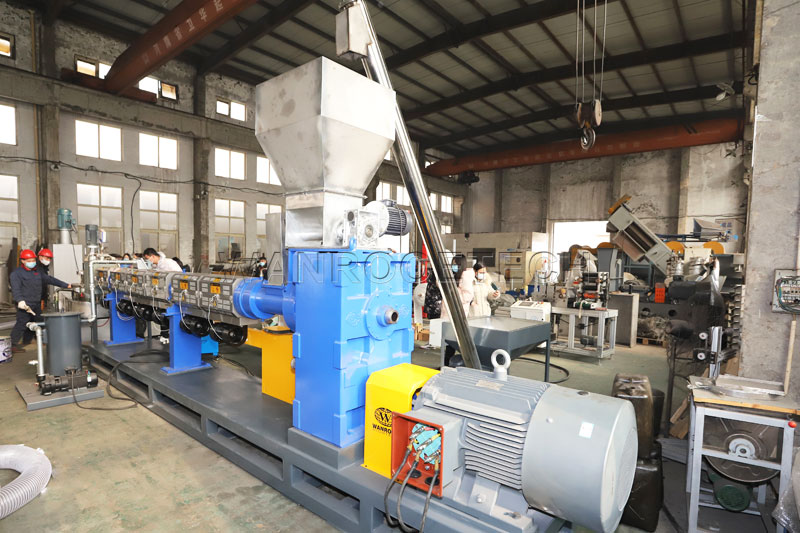 Difference Between Plastic Granulators and Plastic Extruders